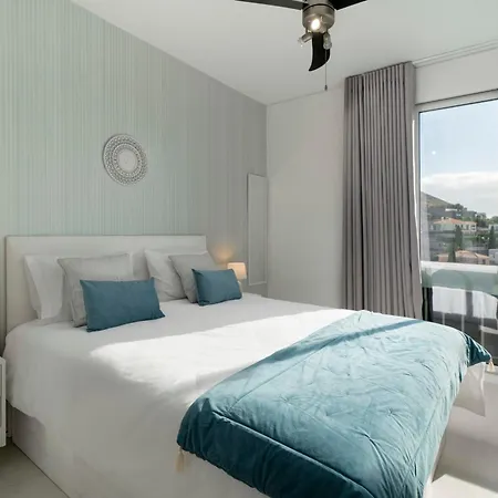 America Ii By An Island