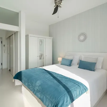 America Ii By An Island 푼샬