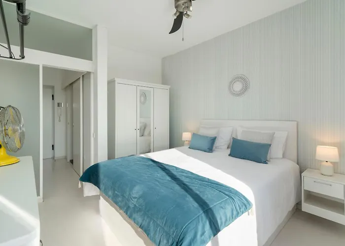 America Ii By An Island 丰沙尔